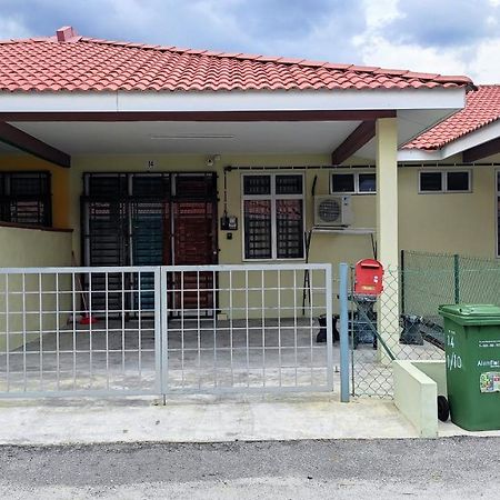 Neesa Homestay Bukit Gambang-Muslim Exterior photo