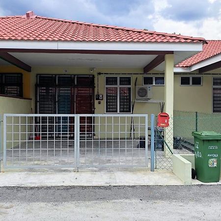 Neesa Homestay Bukit Gambang-Muslim Exterior photo