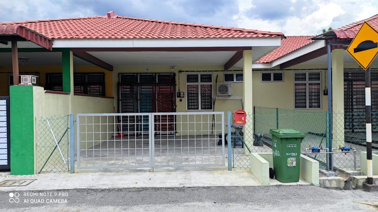 Neesa Homestay Bukit Gambang-Muslim Exterior photo