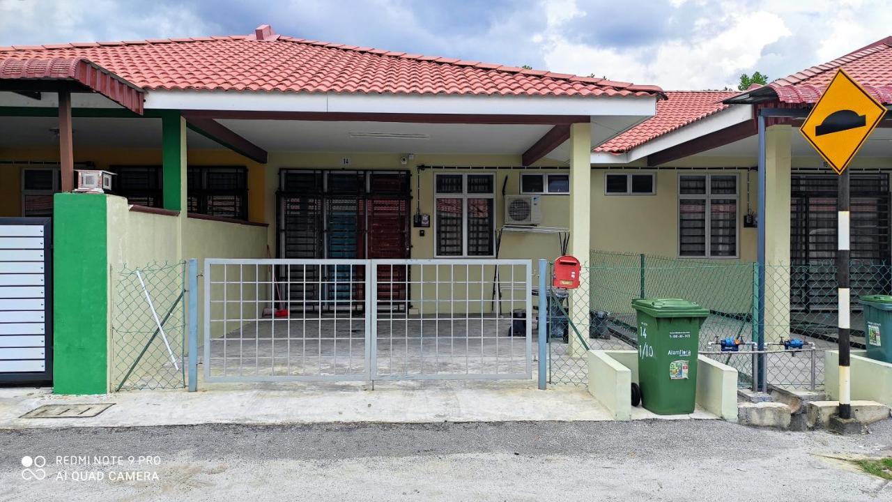Neesa Homestay Bukit Gambang-Muslim Exterior photo