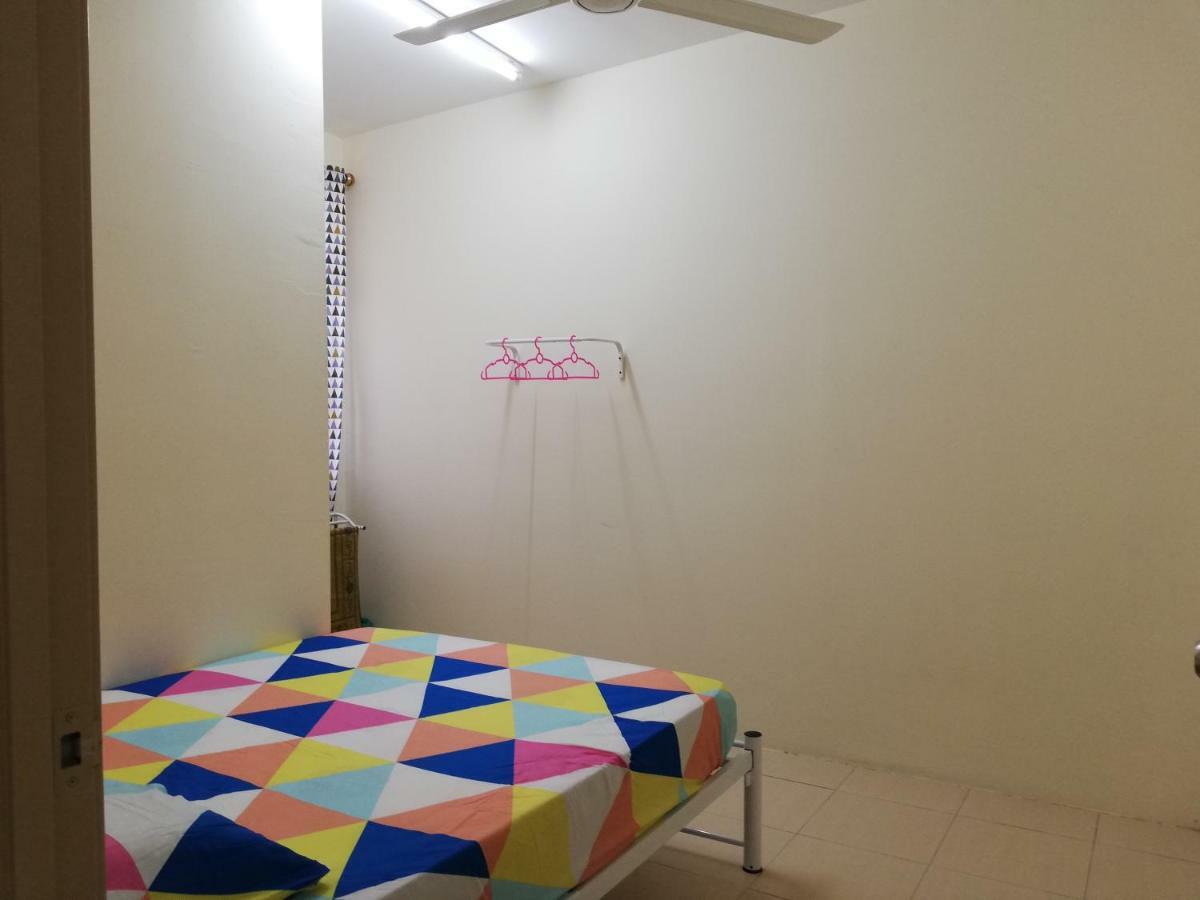 Neesa Homestay Bukit Gambang-Muslim Exterior photo