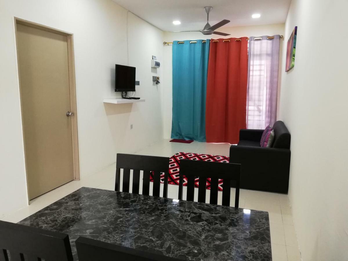 Neesa Homestay Bukit Gambang-Muslim Exterior photo