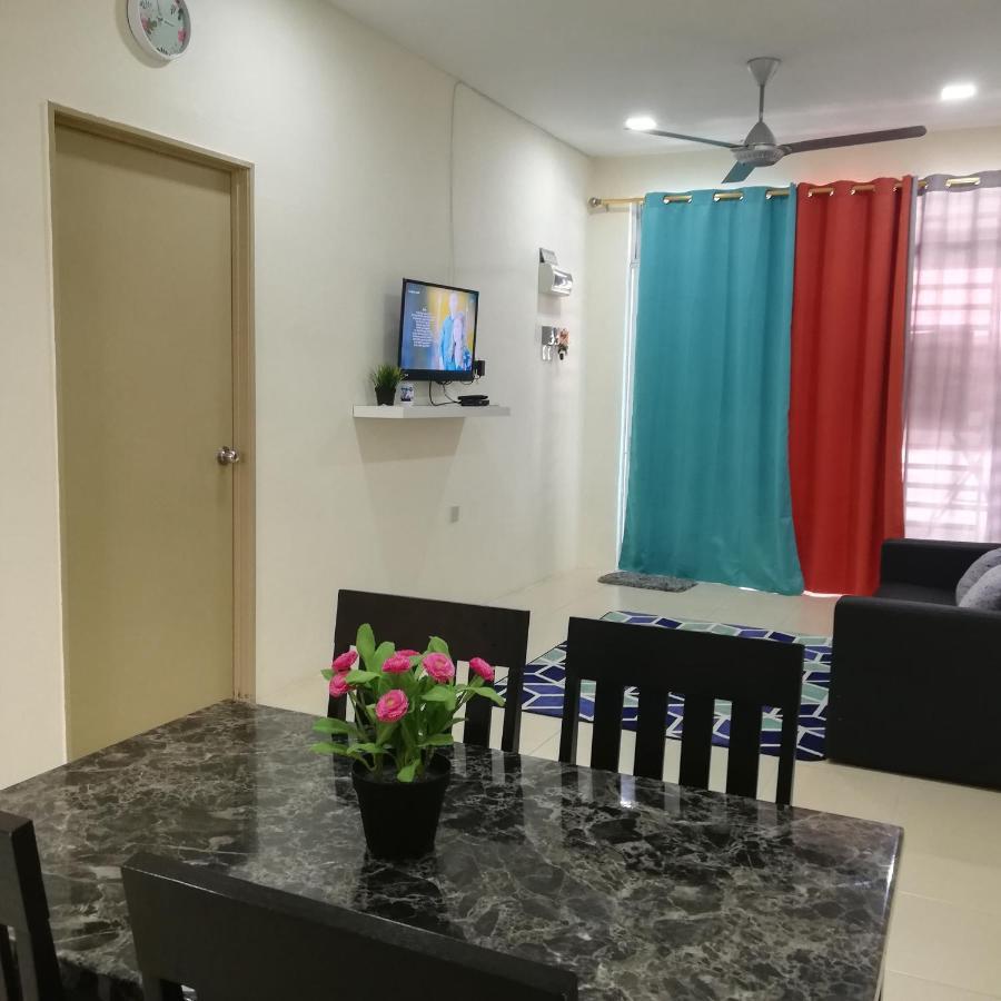 Neesa Homestay Bukit Gambang-Muslim Exterior photo