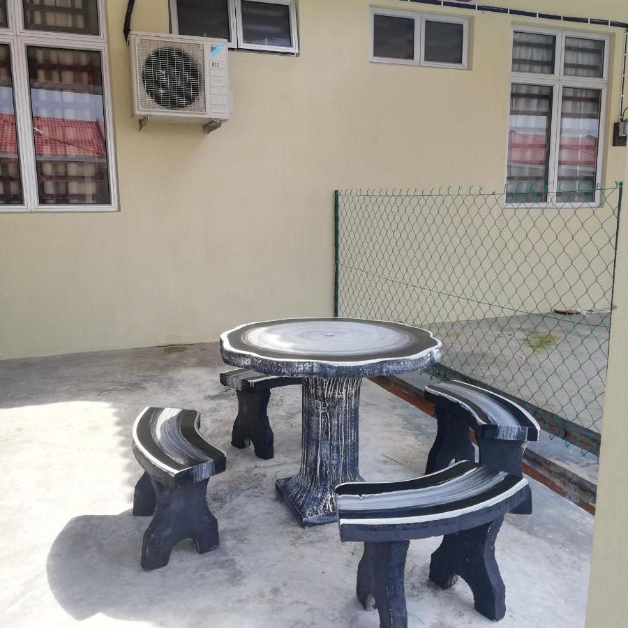 Neesa Homestay Bukit Gambang-Muslim Exterior photo